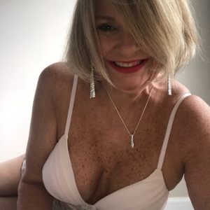 Chaque soir, un verre en solitaire attend son complice Martine - rencontre-Cougar-Sarcelles